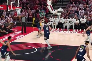 这操作有点离谱了🤣网友2K模拟杨瀚森各种逆天暴扣打爆约基奇